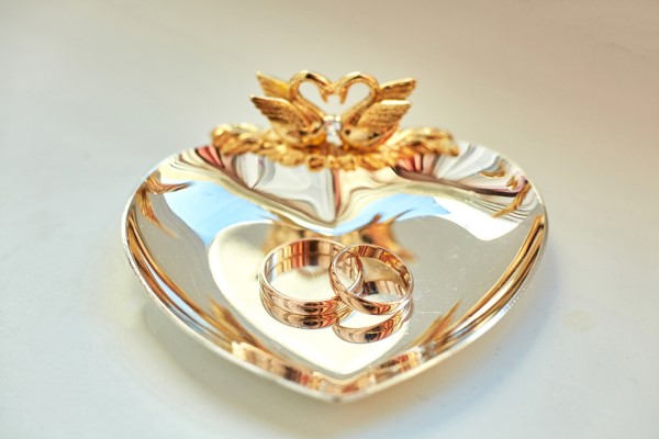 màu sắc nhẫn vàng cưới 18k